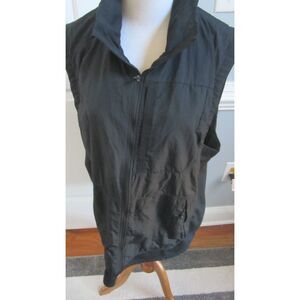 NIKE BLACK LIGHTWEIGHT HOODED VEST, STRETCH SIDES, ZIP POCKETS. LARGE